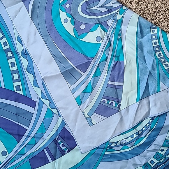 Ann Taylor Square scarf. - Picture 2 of 5